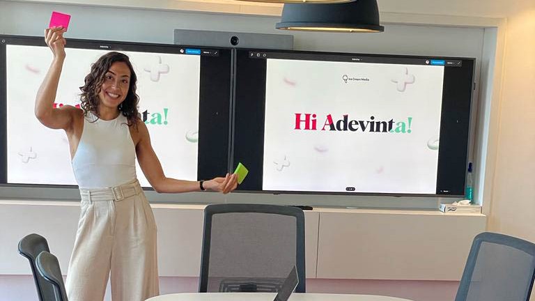 IceCreamMediaNL's tweet photo. Vorige week vlogen Asscher en Melanie naar Barcelona om een branding #workshop te geven aan werknemers van Adevinta. Het moederbedrijf van o.a. Ebay en Marktplaats wil hun interne branding en identiteit verstevigen en met uitgebreide opdrachten voltooiden we een geslaagde dag. https://t.co/UpCHiKlMQK