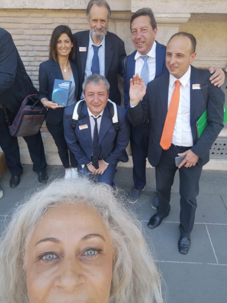 AleFlavetta's tweet photo. Presentazione di “Idrogeno il nuovo oro” di Nicola Conenna, a Palazzo Madama, con il Sen. Maurizio Buccarella, Angelo Consoli, Dario Tamburrano, Linda Meleo e l’ex sindaca di Roma Virginia Raggi. https://t.co/V5wTBvE7N7