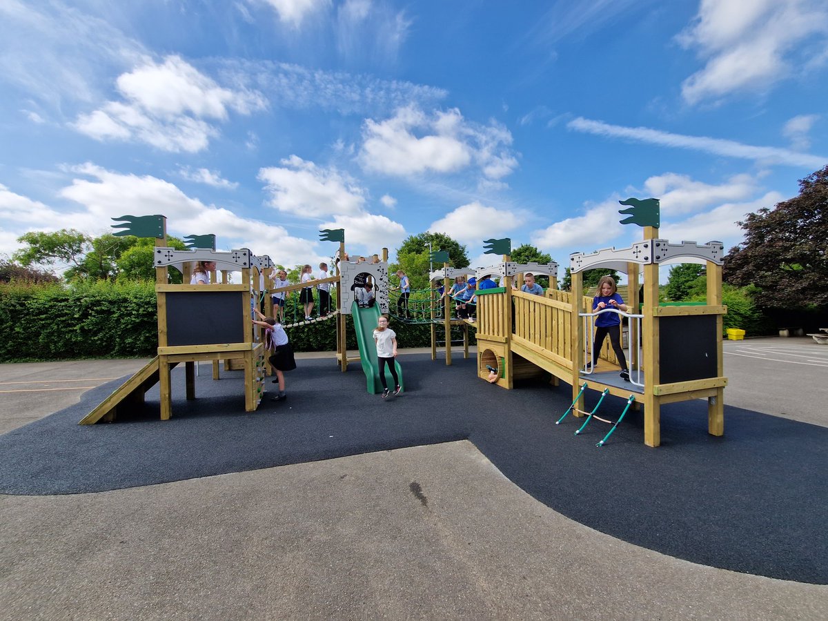 We've opened our new castle climbing frame to celebrate the #queensplatinumjubilee with time for everyone in school to have a play today! #castlehill @CastleHill_Ips