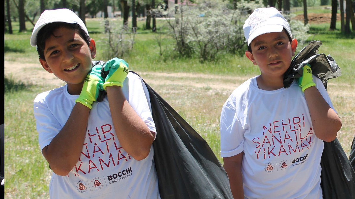 Gelecek günler için umut veren bir proje: "Nehri Sanatla Yıkamak"...
 Bayburtlu çocuklar, eğitmenler eşliğinde Çoruh’u atıklardan arındırmak üzere ele ele verdi. 
Haberin tamamı burada:
<a href="/BaksiMuzesi/">Baksı Museum</a> <a href="/husamettinkocan/">hüsamettin koçan</a> 
ajandakolik.com/gelecek-gunler…