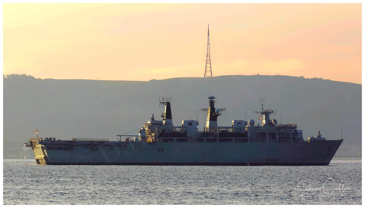 HMS Albion departing Leith last night
#PlatinumJubile 
#platinumjubilee2022 #ukresponsegroup
@NavyLookout
@warshipworld
@NavyBooks
@WarshipsIFR
@DefencePhoto  
@forthports  
@hms_albion
@forthpilot
@RoyalNavy  @edinburghpaper @ForthPilots @forthports