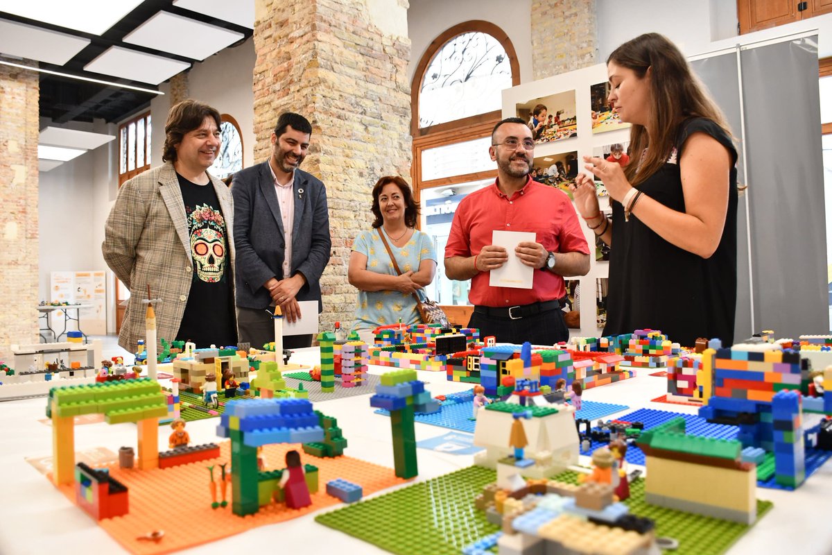 construyevalor's tweet photo. 📸 L'alumnat d'alguns col.legis de Vila-real ha plasmat en maquetes LEGO🤖 els ODS. 

Des de @medicusmundimed, @RobotixCS i amb la col.laboració de @ajvila us convidem a visitar l'exposició en el📍Gran Casino, Vila-real 📅 fins al 9 de juny

#exposicioeducativa #exposicio #educa https://t.co/LmZeSFNe2o