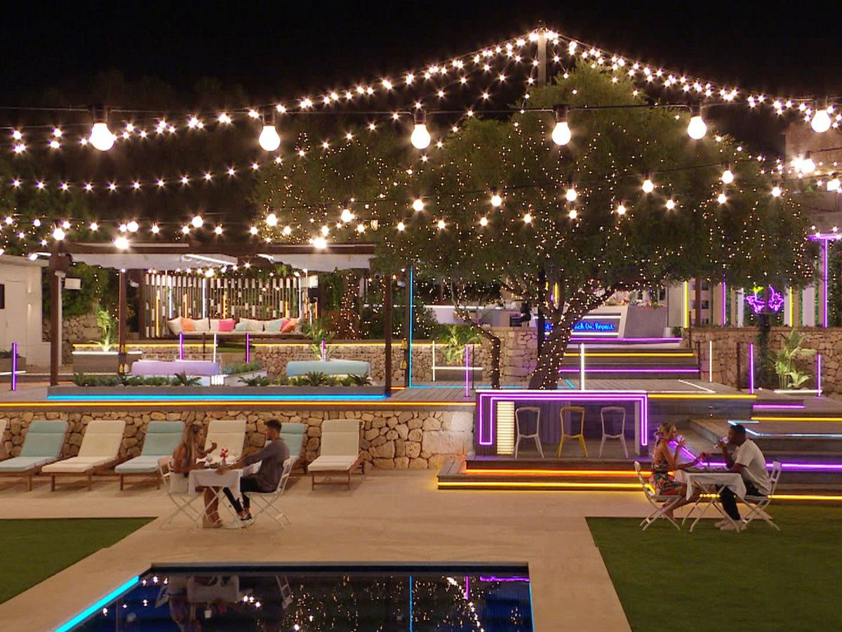 XmasDirect's tweet photo. Lights to make your head turn 💛🏝️

The new series of #loveisland hit our screens last night. Why not bring the #goodvibes home and create your very own garden of love with festoons💡

We may not have the same weather as the villa but at least your lights will be insta-worthy!☀️ https://t.co/uQ6FyAIiZ0