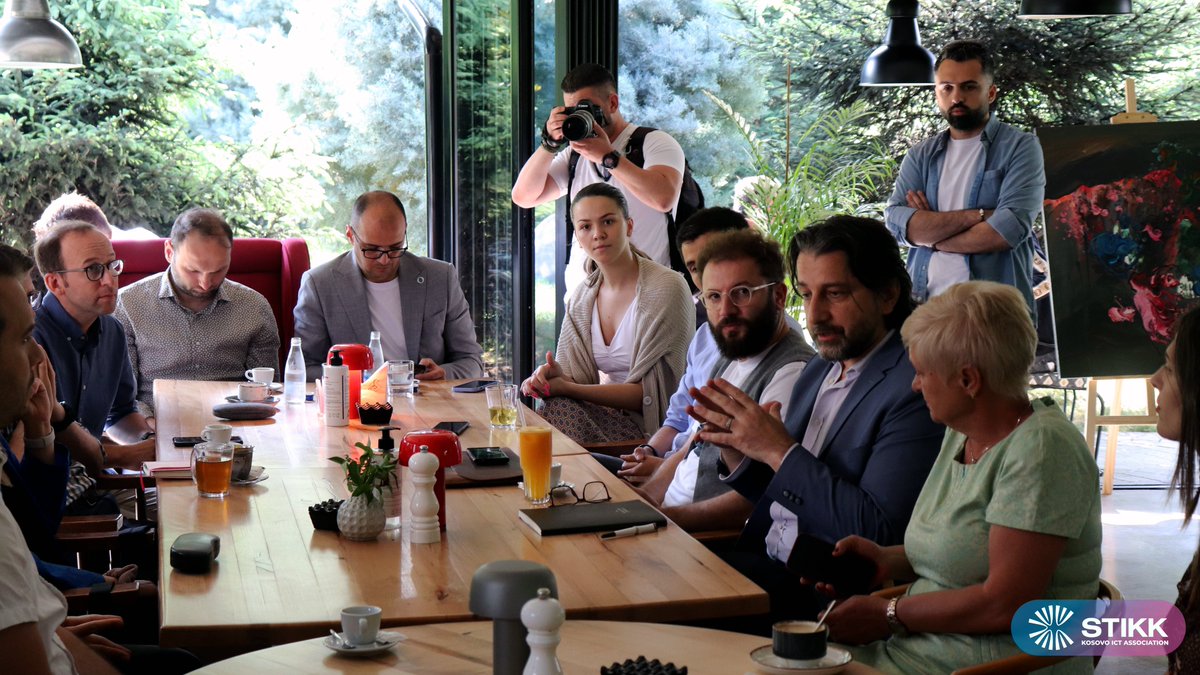 STIKK_KS's tweet image. 📍 MARTEch #1 - Energji pozitive ne #MARTEch ku anetare te #STIKK zhvilluan nje bisede te kendshme dhe te hapur me kryetarin e kryeqytetit, @perparim_rama  mbi mundesite e bashkepunimit rreth niciativave per digjitalizimin e sherbimeve publike...