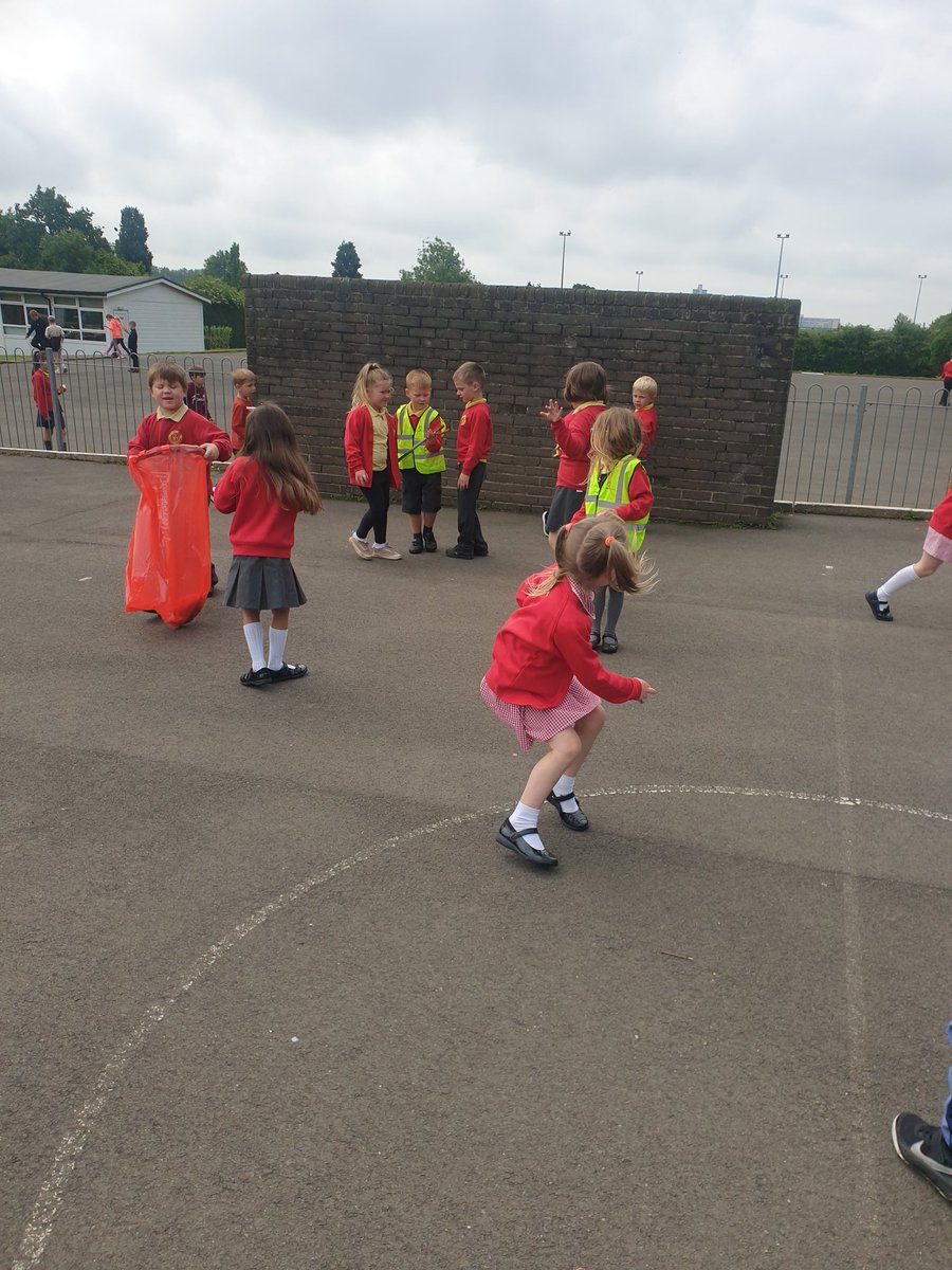 stdavidsrc2017's tweet photo. Eco committee looking after our yard at break time today! #sdpseco #ethicalinformedcitizens #keeptidyWales @EcoSchoolsWales https://t.co/HuqsOQeCGC