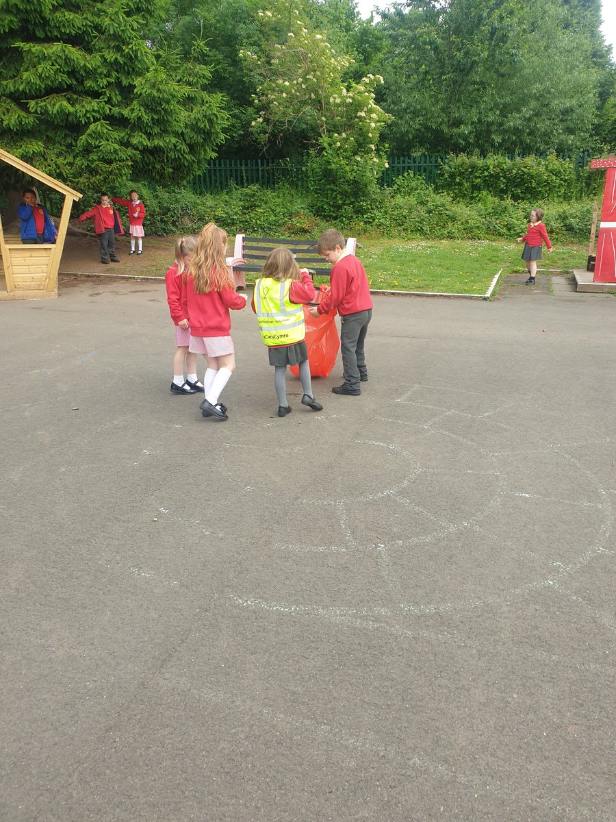 stdavidsrc2017's tweet photo. Eco committee looking after our yard at break time today! #sdpseco #ethicalinformedcitizens #keeptidyWales @EcoSchoolsWales https://t.co/HuqsOQeCGC