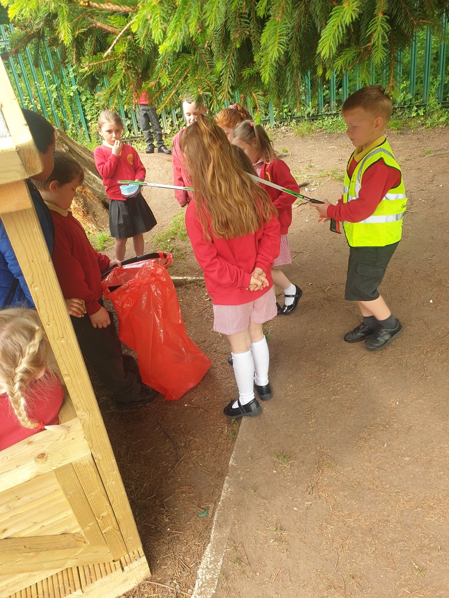 stdavidsrc2017's tweet photo. Eco committee looking after our yard at break time today! #sdpseco #ethicalinformedcitizens #keeptidyWales @EcoSchoolsWales https://t.co/HuqsOQeCGC