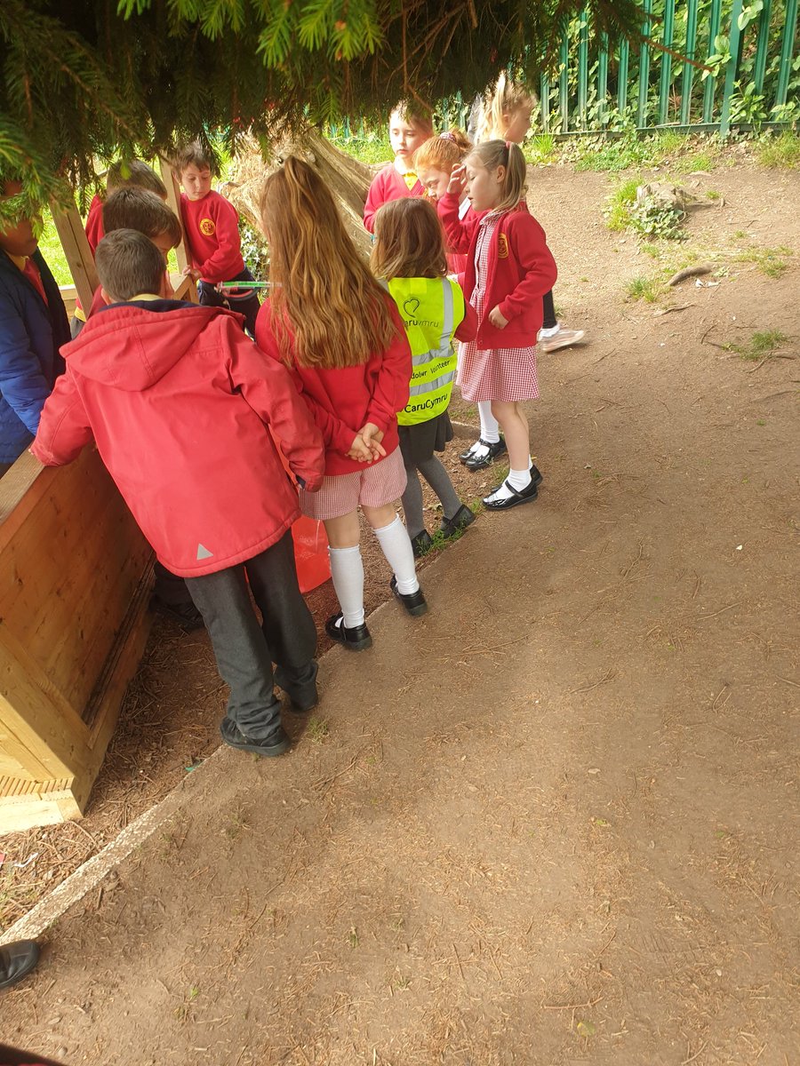 stdavidsrc2017's tweet photo. Eco committee looking after our yard at break time today! #sdpseco #ethicalinformedcitizens #keeptidyWales @EcoSchoolsWales https://t.co/HuqsOQeCGC