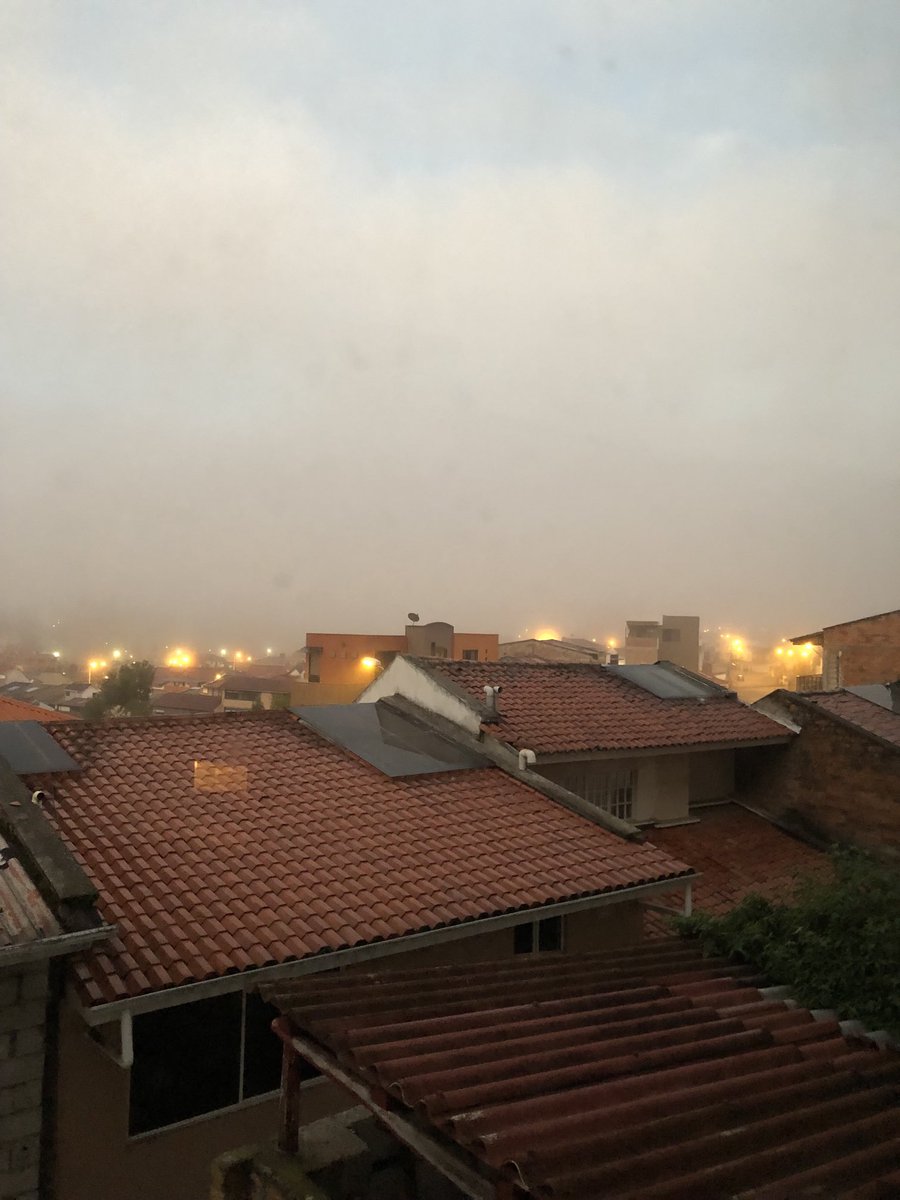 AndyGuillenar's tweet photo. No es #Ducur, es el amanecer de #Cuenca en esta martes. Mucho frío y niebla al momento. ~> @complicefm @fernandoreino @radioactiva_ec https://t.co/lCJSC9EsJg
