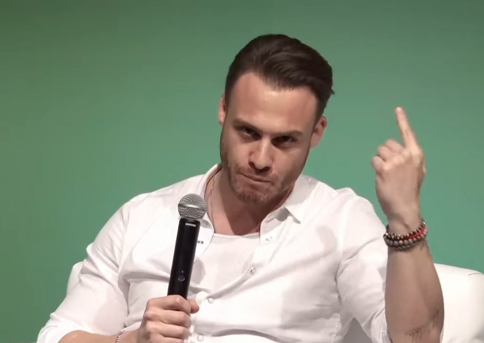 RaquelCisterna4's tweet photo. Kerem: yo soy el unico prometido de la senorita hande Erçel 🙈🙈🙈🙈 https://t.co/o7wsI6NNZw