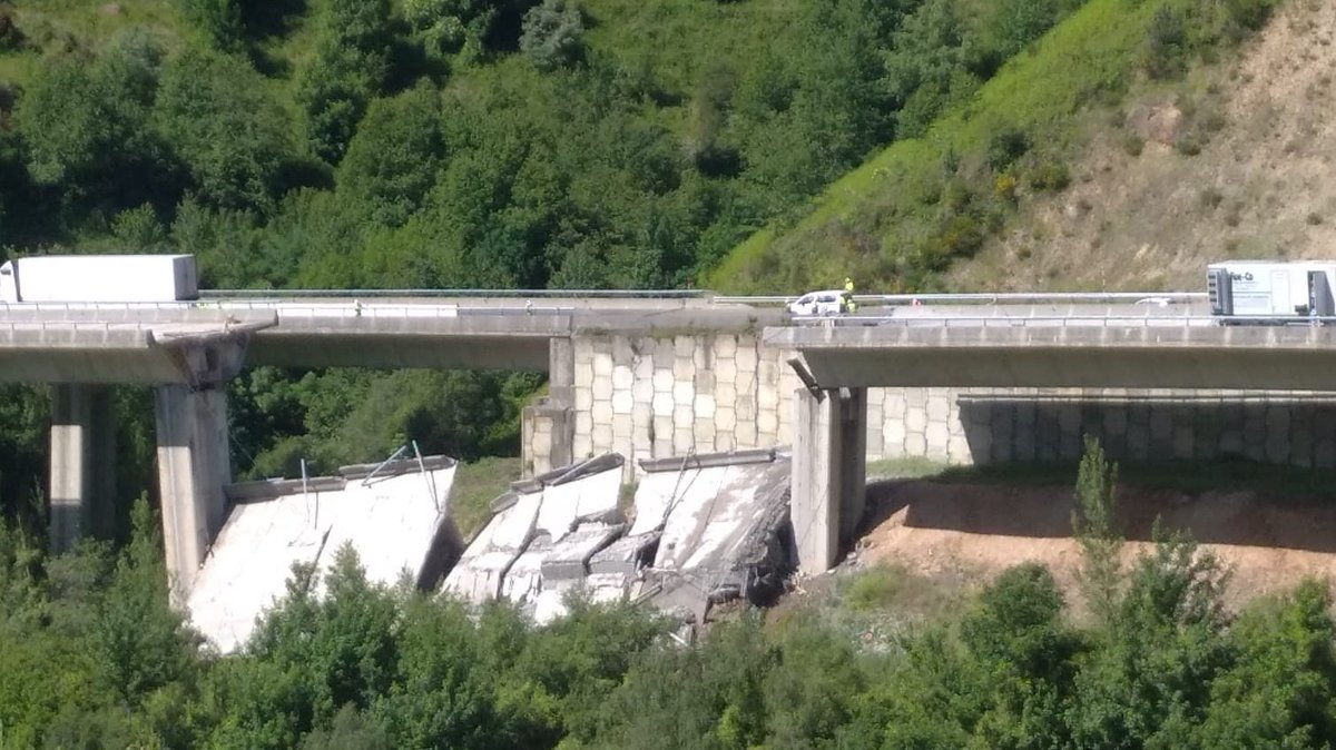 G24Noticias's tweet photo. 🔴 ÚLTIMA HORA | Cae unha ponte na A-6, entre Galicia e León, á altura de Pedrafita, que estaba en obras https://t.co/qxYLPNn7Ls https://t.co/6jZp4Ok7zs