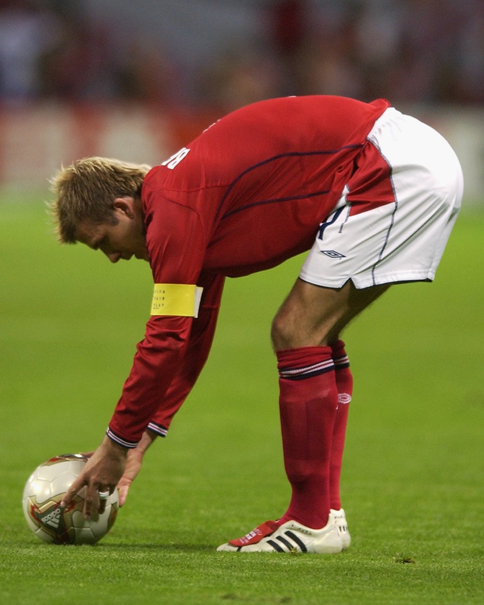 ProD_Soccer's tweet photo. 20 years ago today 🤯 The Champagne Manias. Tongue pulled right down. Fevernova ball. Long sleeve Umbro away shirt. Captain's armband. Blonde mohawk 🏴󠁧󠁢󠁥󠁮󠁧󠁿 Beckham's pen against Argentina 💥 Childhood football in one photo 🔥 https://t.co/cQr6LZI9GA