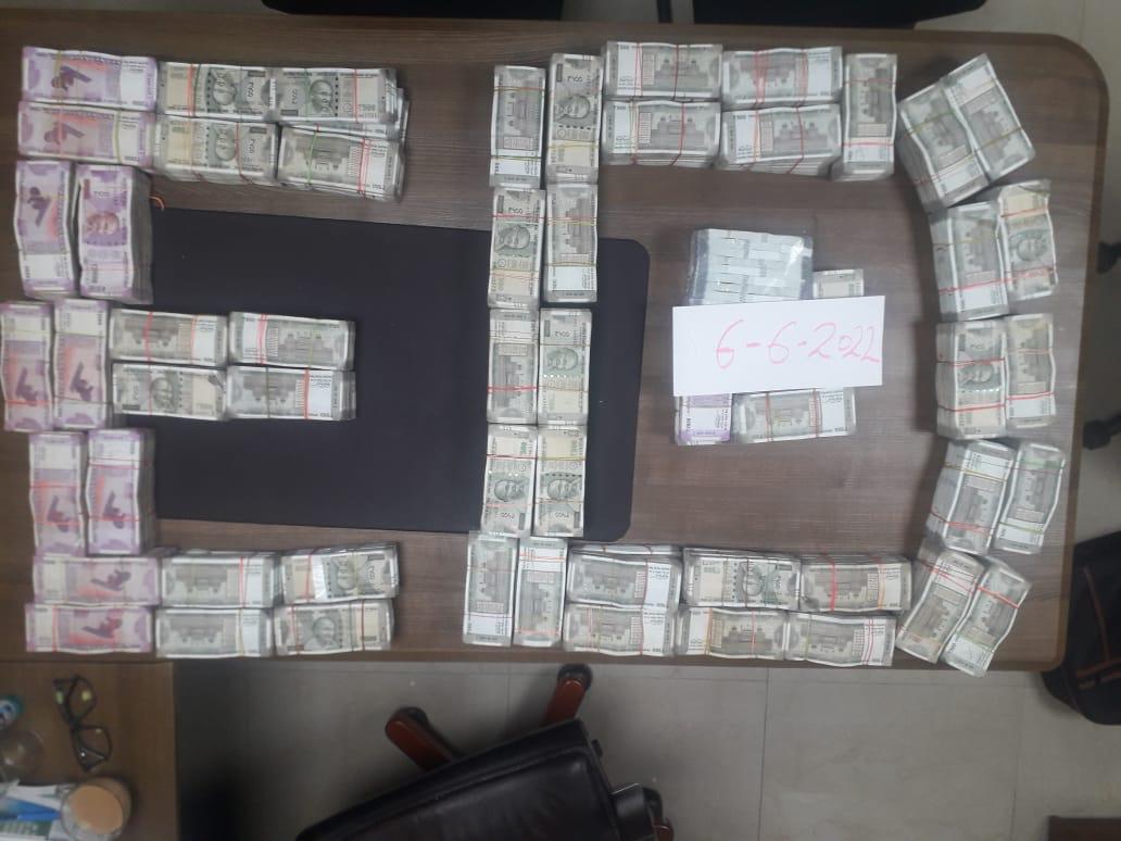 dir_ed's tweet photo. ED has conducted searches on 6.6.2022 under PMLA,2002 at the premises of Satyendar Kumar Jain and others. Various incriminating documents, digital records, cash amounting to Rs. 2.85 Crore and 133 gold coins weighing 1.80 kg in total from unexplained source have been seized. https://t.co/WYSDPkPrXN