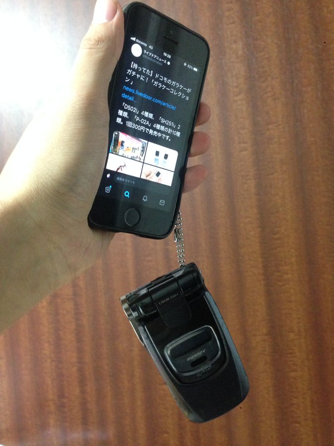 Iphoneのストラップにガラケーをつけた ツイートがなんだかエモい Otona Life オトナライフ