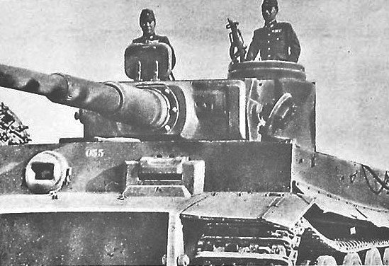 10.タイガー戦車
みんな大好き独軍の虎。
最強無敵みたいに持て囃されるけれど、どっちかというと現場で四苦八苦しまくっていた話の方が好き。
いちいち部品がクソ重い上に、お前喧嘩売っているのかというような車輪配置、下手な動きすると壊れる足回りと搭乗員泣かせ。でもそこが良い。それが良い。 