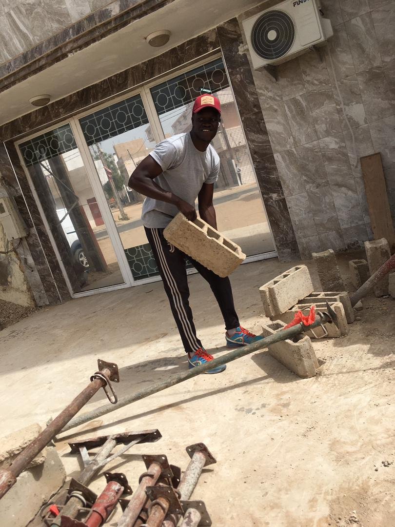 loissa91's tweet photo. On dit souvent qu'au Sénégal les jeunes sont oasifs, ils ne veulent pas se fatiguer, et vouloir gagner de l'argent. Cet homme que vous voyez est un maître en sociologie qui gagne sa vie en main d'oeuvre maçon.
Cet homme mérite tout mon respect #@Macky_Sall https://t.co/jyfnzchQPG