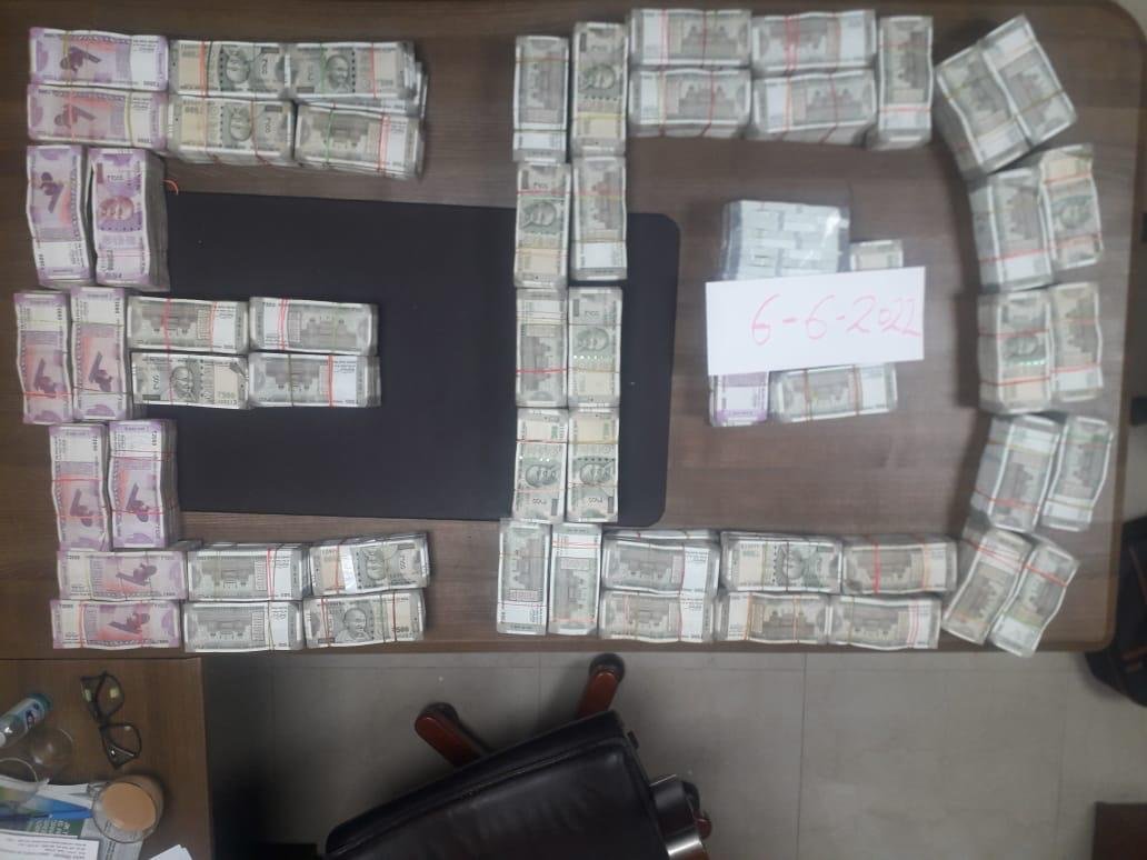 ndtv's tweet photo. 🔴 #BREAKING | Arrested Delhi Minister Satyendar Jain's aide raided by probe agency ED, over 2 crores cash, 133 gold coins found https://t.co/BQyUfOUSQN https://t.co/bWDVaMjAna