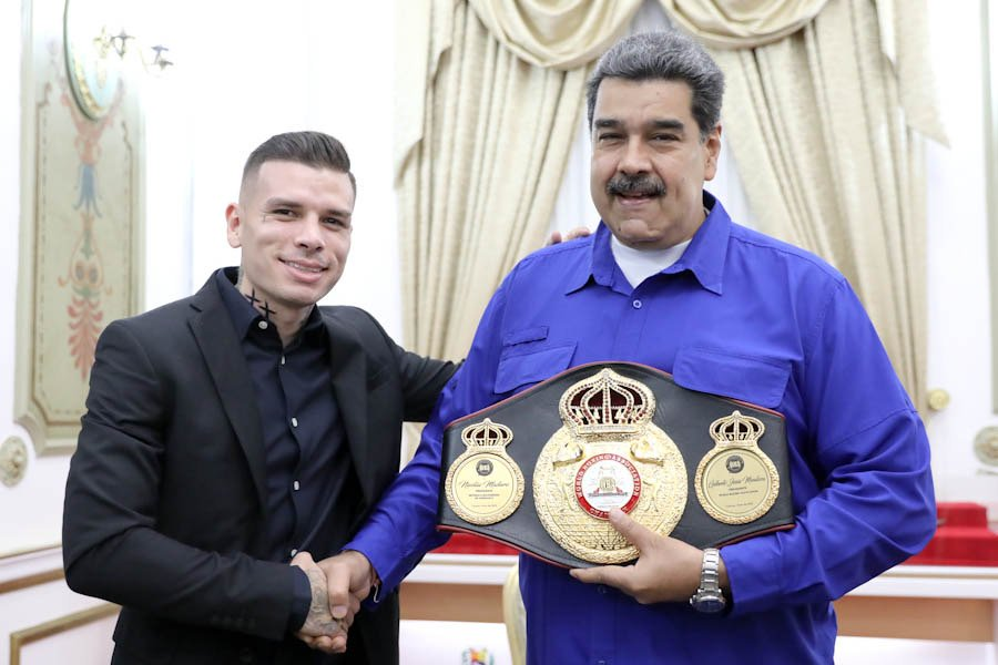 mippci_ven's tweet photo. #EnFotos 📸 | Desde las manos de Gilberto Mendoza la Asociación Mundial de Boxeo otorgó título de Campeón Honorario al Presidente @NicolasMaduro, este #06Jun en el Palacio de Miraflores; en reconocimiento a su respaldo a la masificación del deporte. 
#AméricaSoyYo https://t.co/M0lgbUOLDc
