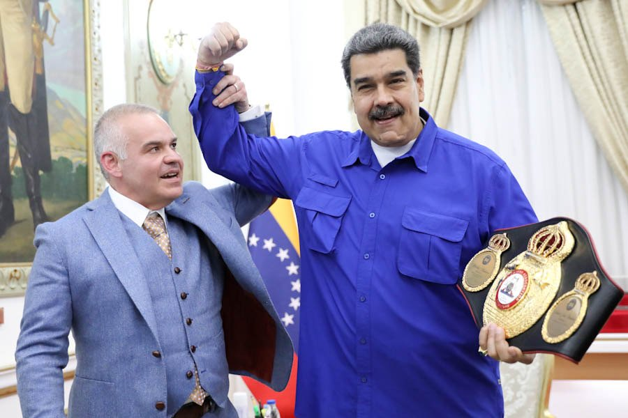 mippci_ven's tweet photo. #EnFotos 📸 | Desde las manos de Gilberto Mendoza la Asociación Mundial de Boxeo otorgó título de Campeón Honorario al Presidente @NicolasMaduro, este #06Jun en el Palacio de Miraflores; en reconocimiento a su respaldo a la masificación del deporte. 
#AméricaSoyYo https://t.co/M0lgbUOLDc