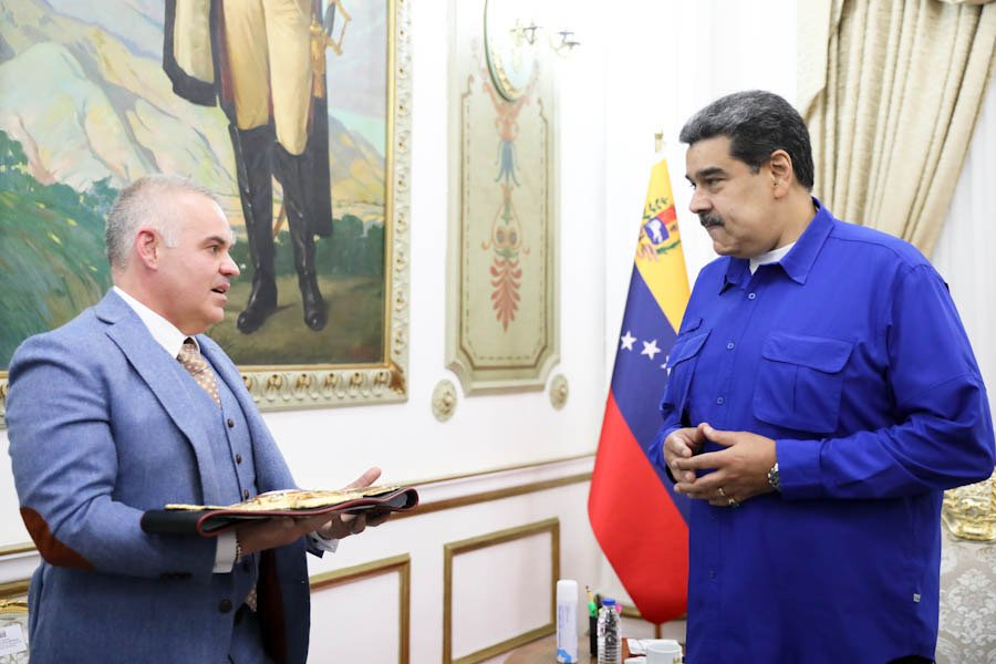 mippci_ven's tweet photo. #EnFotos 📸 | Desde las manos de Gilberto Mendoza la Asociación Mundial de Boxeo otorgó título de Campeón Honorario al Presidente @NicolasMaduro, este #06Jun en el Palacio de Miraflores; en reconocimiento a su respaldo a la masificación del deporte. 
#AméricaSoyYo https://t.co/M0lgbUOLDc