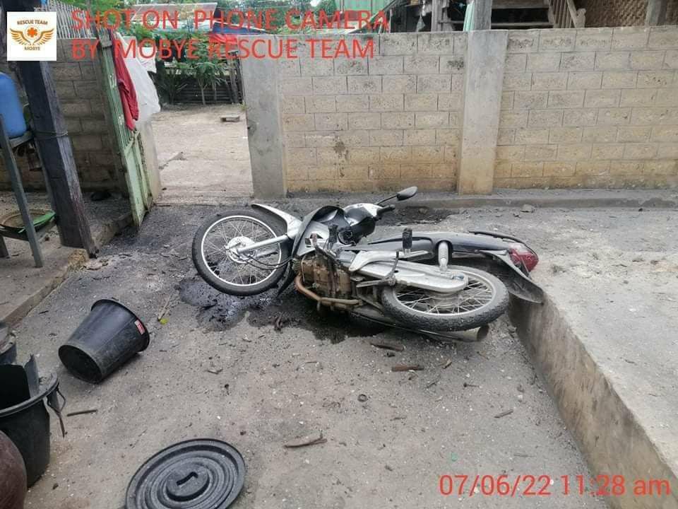 BryanOC55893120's tweet photo. Tw // Death,
Military armed forces shelled artilleries in Moebye tsp this morning, resulting in death of a local resident and injuring of at least 2 locals. They rummaged in the village as well. #2022Jun7Coup #WarCrimesOfJunta #WhatsHappeningInMyanmar https://t.co/q8YI8SyCoI