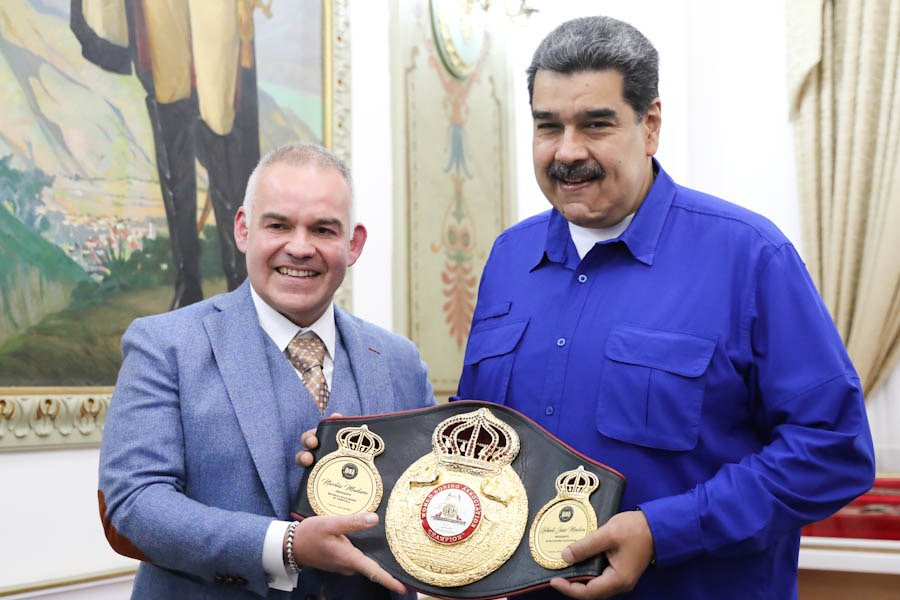 mippci_ven's tweet photo. #EnFotos 📸 | Desde las manos de Gilberto Mendoza la Asociación Mundial de Boxeo otorgó título de Campeón Honorario al Presidente @NicolasMaduro, este #06Jun en el Palacio de Miraflores; en reconocimiento a su respaldo a la masificación del deporte. 
#AméricaSoyYo https://t.co/M0lgbUOLDc
