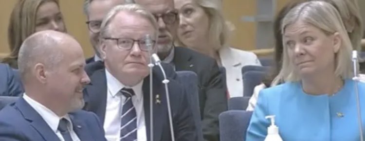 Vahastu's tweet photo. Mogge: Det var nära. Lololololololol

Maggan: Du har varit en stygg pojke Mållgan.

MVH https://t.co/L33rbq6c2u