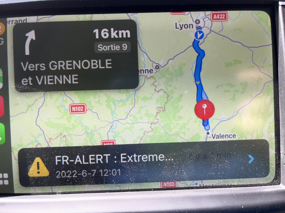 menefrancis's tweet photo. Il se trouve que je suis passé dans la zone géographique de l’#exercice d’#alerte  #Lyonnais #FR_Alert . C’est donc la première fois que je peux en mesurer les effets sur mon smartphone et sur l’ordinateur de bord couplé du véhicule 😀 https://t.co/yAx7RjAD2l
