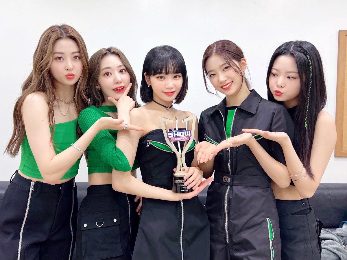 chaewomkin's tweet photo. Getting #FEARLESS4thWin on our fifth week of promotion? I think these green outfits brought luck to us. 🍀 Thank you for giving us more wins and supporting us, everyone! 💚

|⠀https://t.co/9UXAiLTcs8 https://t.co/kP7zmxAzFe