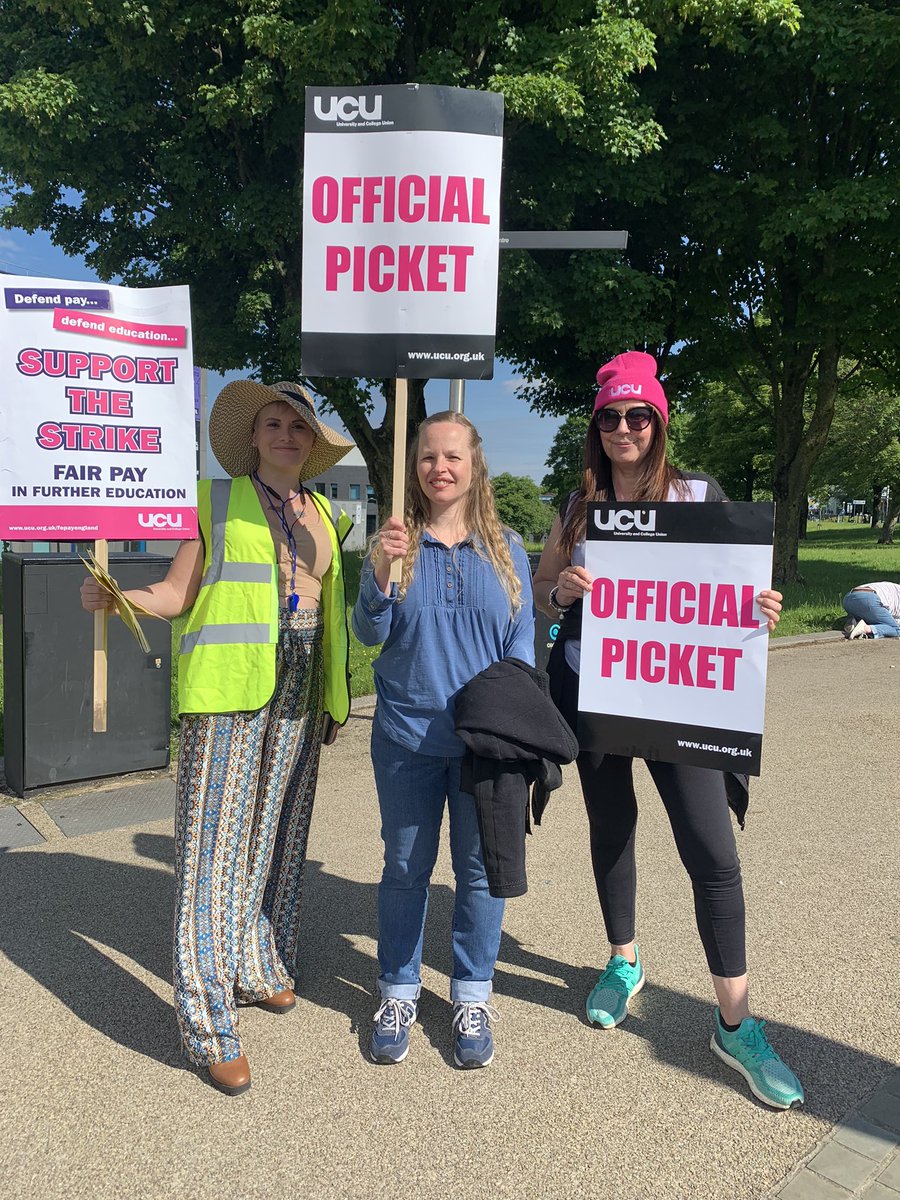 KateCleggCrim's tweet photo. Fantastic noisy pickets at Oldham this morning. @UCU_OLDHAM great to have @DrJoGrady @janetfarrarUCU @Maxine4UCUVP @UCUMMoss on the picket lines with us. #fairpayFE #Payusrespect https://t.co/AgAnyCFsVG