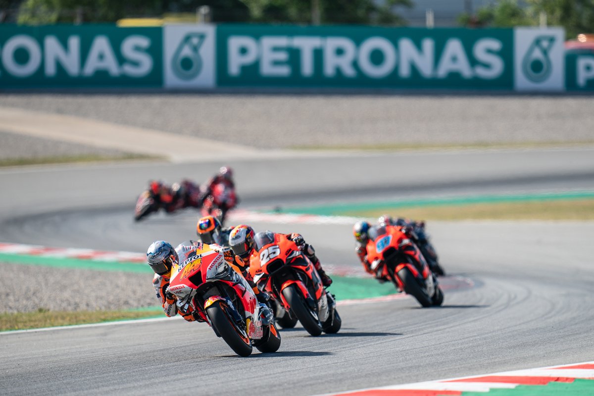 PET_Motorsports's tweet photo. Hola de nuevo, Barcelona ๐
Just a few weeks after we were at @Circuitcat_eng with @MercedesAMGF1 we were back with #Moto2 and #Moto3 ๐๏ธ๐จ
PETRONAS Primax is the official control fuel of the Moto 2 and Moto 3 world championships.
#OutRaceYourself #PETRONASPrimax #MotoGP https://t.co/7aBOmIRPgf