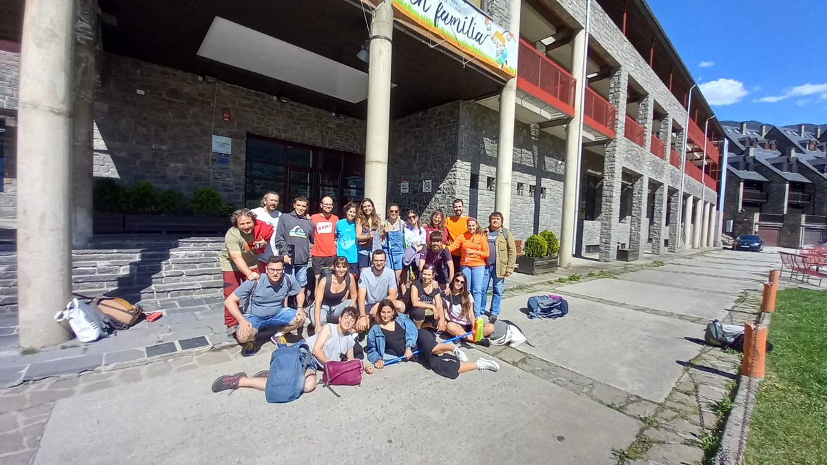 ContraCancerLLE's tweet photo. 👦👧Seguim preparant cosetes per les Colònies d'Estiu per nens amb càncer a la Val d'Aran.
📍Aquest cap de setmana, els monitors de les Colònies s'han reunit a Saladú per donar forma a la 22a edició.
#valaran #cáncerinfantil #ContraelCáncerLleida #coloniasdeverano #niños #Cáncer https://t.co/2oP3X8XPHb