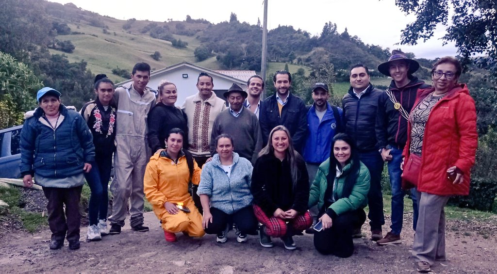 SecAsuntosCund's tweet photo. Visitamos en compañía de la delegación del Estado de #México y del @IDECUTCundi, atractivos turísticos, históricos y culturales en zona rural y urbana de #Sesquilé. Municipio modelo del proyecto integral turístico de Pueblos Dorados de #Cundinamarca #Hermanamiento 🇨🇴🇲🇽 https://t.co/fPJ5Tw1FMW