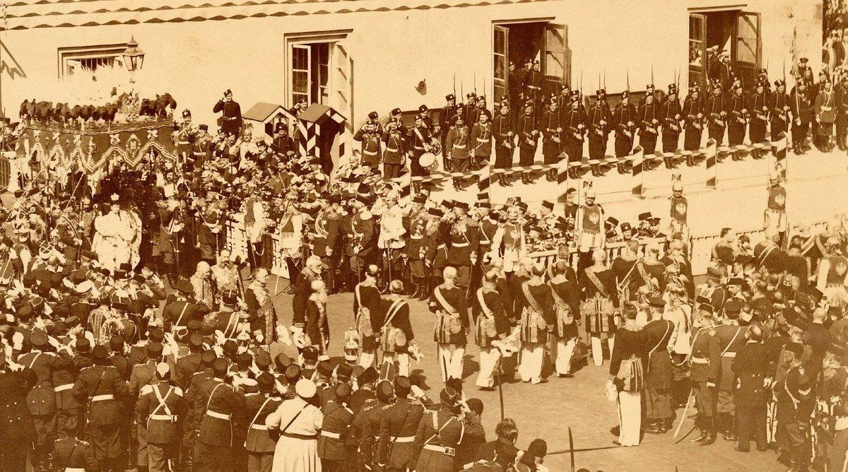 AlmanachGotha's tweet photo. The #coronation of the last #TsarNicholas II of Russia, in #Moscow. The photograph shows the cortege of the Dowager Empress Maria Feodorovna of #Russia. https://t.co/7SIgkgTqsS