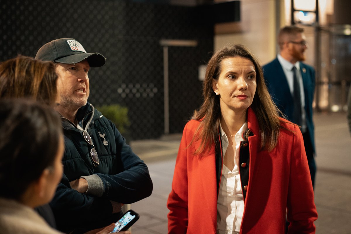RoseBJackson's tweet photo. Tonight I returned to Martin Place where NSW Police have been issuing fines to Pass it on Clothing &amp; other services. 

It's freezing &amp; our homeless community deserve access to warm clothing. 

The NSW Govt must ensure these homelessness support orgs are supported, not fined. https://t.co/wByZf0XDWB