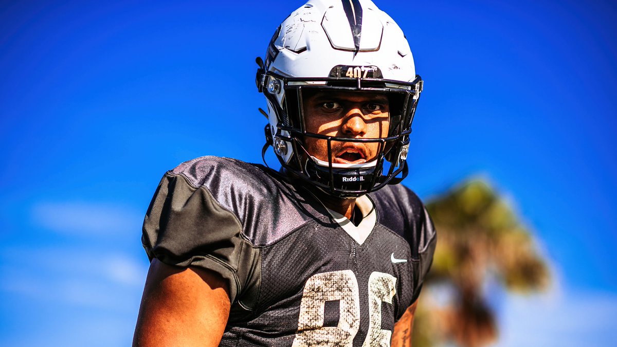 SSN_UCF's tweet photo. 86 @JordanDavis134 days until the 9/1 UCF opener:
- 6’4 250lb RS Sophomore from local @SSNolesFootball
- Appeared in 6 games in ‘21 after sitting out ‘20 with injury
- Played OG as HS JR & TE as SR
- Was 3⭐️ with offers from Pitt, KSU, UK +
- Younger brother of @gabedavis13_ https://t.co/YXWLibA69i