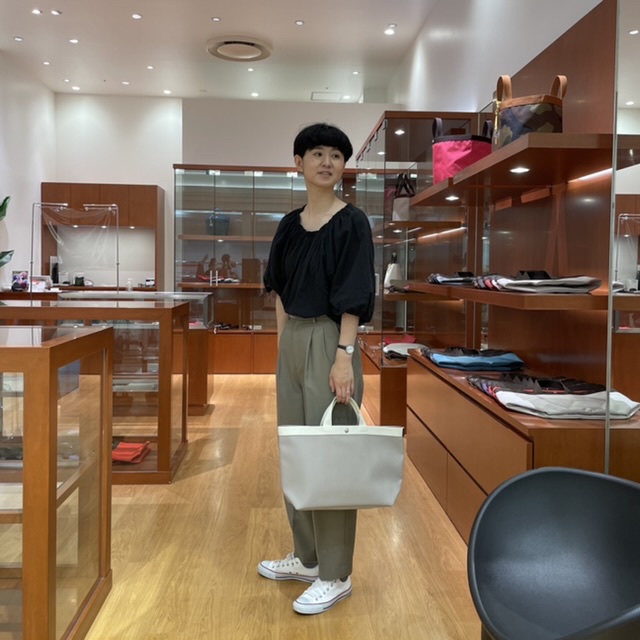 Herve_Chapelier's tweet photo. #エルベシャプリエ立川高島屋SC

GP人気色
マスティック/イヴォワール

スクエアタイプはすっきりと持て
通勤用にも使えます

1枚目　手前から時計回りに
#704GP　M
#705GP　L
#708GP 肩掛け
#1660L レザーストラップ

代引での発送も承っております
お気軽にお問い合わせください😊
TEL 042-519-3258 https://t.co/Wax9sZEv7Z