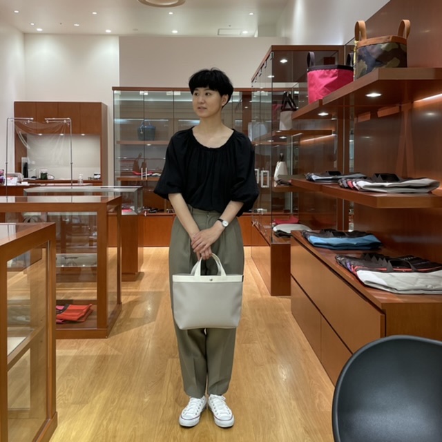 Herve_Chapelier's tweet photo. #エルベシャプリエ立川高島屋SC

GP人気色
マスティック/イヴォワール

スクエアタイプはすっきりと持て
通勤用にも使えます

1枚目　手前から時計回りに
#704GP　M
#705GP　L
#708GP 肩掛け
#1660L レザーストラップ

代引での発送も承っております
お気軽にお問い合わせください😊
TEL 042-519-3258 https://t.co/Wax9sZEv7Z