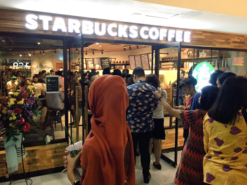 Starbucks ini brand mahal tapi tetep banyak yg beli karena marketing nya yg selalu menarik. Doi juga ga punya online store, tapi  merchandise nya jadi salah satu income terbesar nya.

4 hal dari Starbucks yg bikin doi tetep bisa bertahan jualan di negara berkembang. A thread.