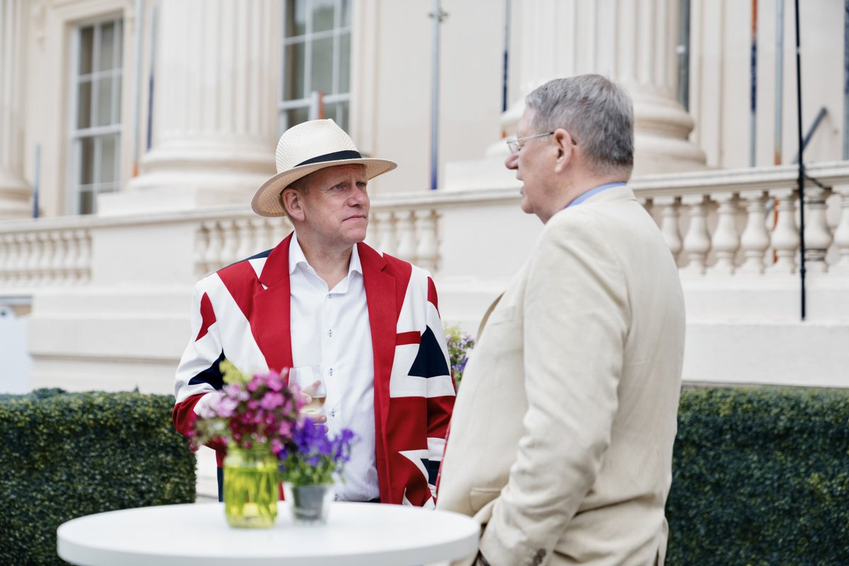 ABrownEvents's tweet image. It was an honour and a pleasure celebrating our Queen’s Platinum Jubilee with you all right by the Mall! Thank you everyone for coming to #AlasdairsPageantWatchParty! 

More photos on Instagram and Facebook:
facebook.com/media/set/?set… #PlatinumJubilee #HM70