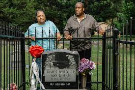 1/3 #BLM OTD 1998 James Byrd Jr., a black man was murdered by 3 white men, 2 of whom were avowed white supremacists, in Jasper, Texas. Shawn Berry, Lawrence Brewer &amp; John King dragged him for three miles behind a pickup truck.
#BlackAmericanHistoryIsAmericanHistory