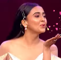 ETimesLifestyle's tweet photo. .@itsmetejasswi goes down on one knee for @kkundrra and we are all HEART! ❤️

If you are also looking for romantic ways to propose to your man, here are some tips: https://t.co/50TiPvnMrv

#TejassswiPrakash #KaranKundrra #TejRan https://t.co/C088kJShuB