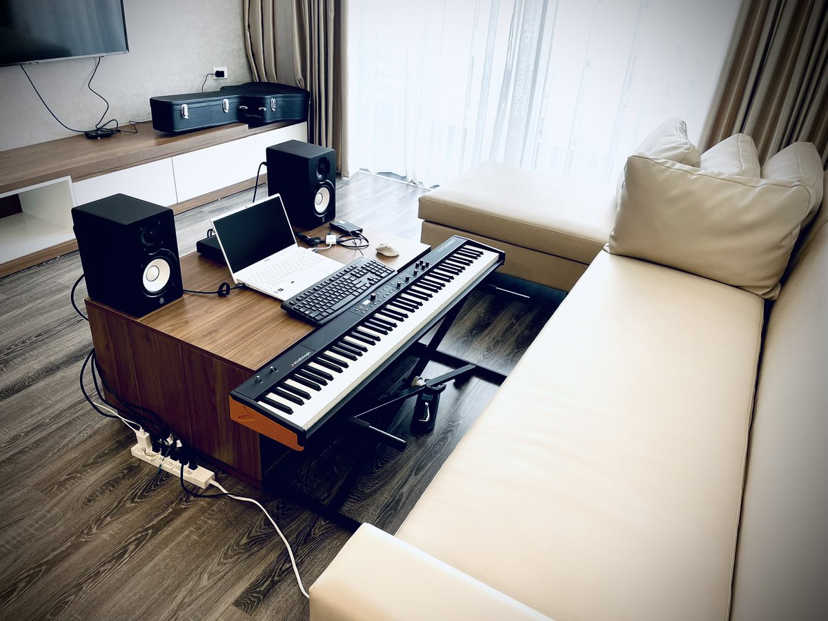 ENDLESS_SHIGE's tweet photo. 海外にあるTETSUさんの家に来ました。これが彼の制作環境ですか、ENDLESSのキーボードを担う苦悩の跡が！、、、いや、、妙に綺麗ですね。まさか慌てて機材をセッティングした訳ではないよね？ https://t.co/7xABoVsyOn
