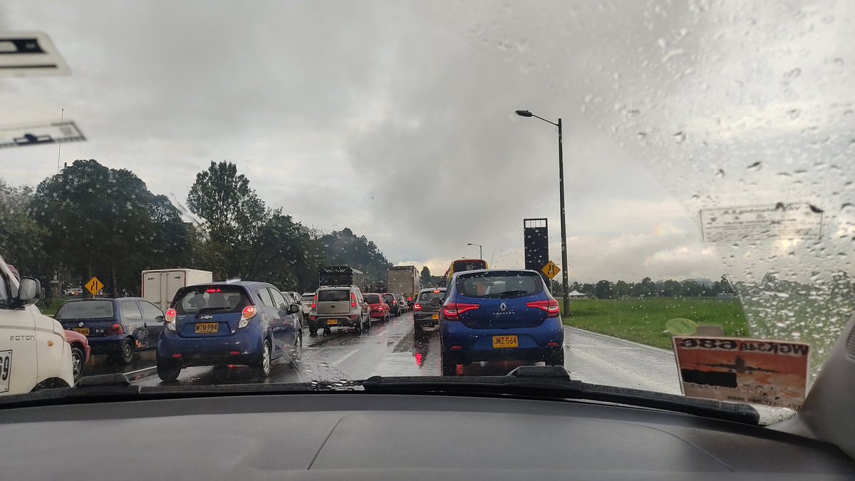 SandramiQ's tweet photo. #Autopistanorte #Bogotá lo que más desgasta a una persona en esta ciudad son los trancones, pensé que no iba a existir algo peor que la avenida de las Américas y si...la Autopista Norte es lo peor!!! El trancon va mucho antes de entrar a la ciudad. https://t.co/yYYpPSGOyr
