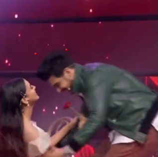 ETimesLifestyle's tweet photo. .@itsmetejasswi goes down on one knee for @kkundrra and we are all HEART! ❤️

If you are also looking for romantic ways to propose to your man, here are some tips: https://t.co/50TiPvnMrv

#TejassswiPrakash #KaranKundrra #TejRan https://t.co/C088kJShuB