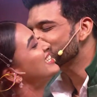 ETimesLifestyle's tweet photo. .@itsmetejasswi goes down on one knee for @kkundrra and we are all HEART! ❤️

If you are also looking for romantic ways to propose to your man, here are some tips: https://t.co/50TiPvnMrv

#TejassswiPrakash #KaranKundrra #TejRan https://t.co/C088kJShuB