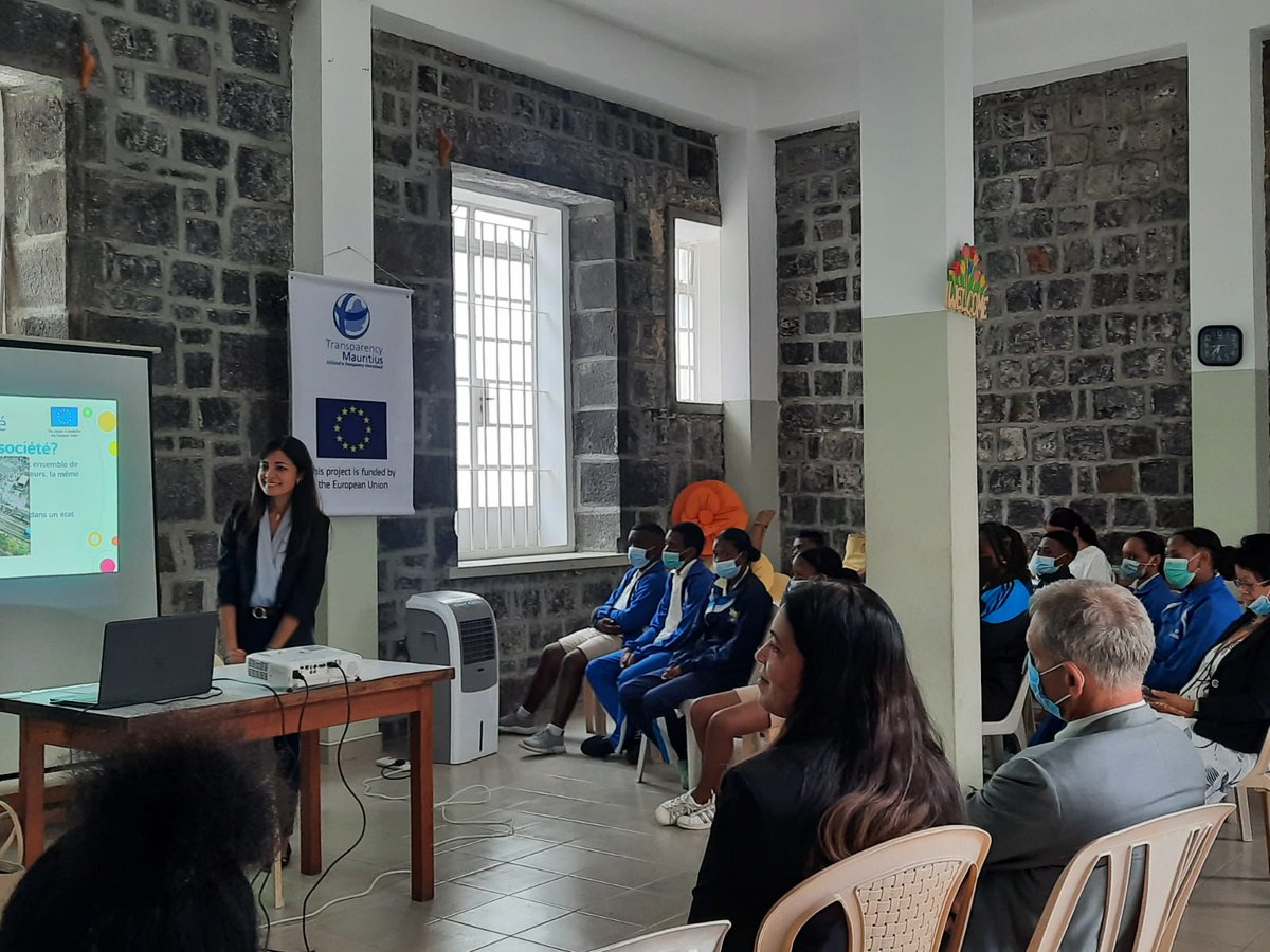 EUAmbMauritius's tweet photo. Chacun a un rôle à jouer dans la prévention de la corruption en faisant preuve d’intégrité personnelle &amp; en faisant des choix éthiques. Je félicite @TransparencyMa1 pour la campagne de sensibilisation des jeunes à l’intégrité, à l’éthique &amp; à la gouvernance. 

#Mauritius https://t.co/XAbzsRURKf