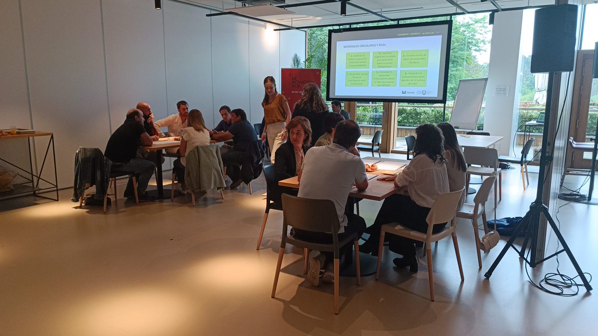 BuildinnCluster's tweet photo. Tras las ponencias de casos de buenas prácticas en el ámbito de la rehabilitación circular, los asistentes participan en un workshop colaborativo en el cual se buscan identificar futuras líneas de trabajo para fomentar las rehabilitaciones circulares en Euskadi.
🟢 #ReCircular https://t.co/bX4EfHjty3