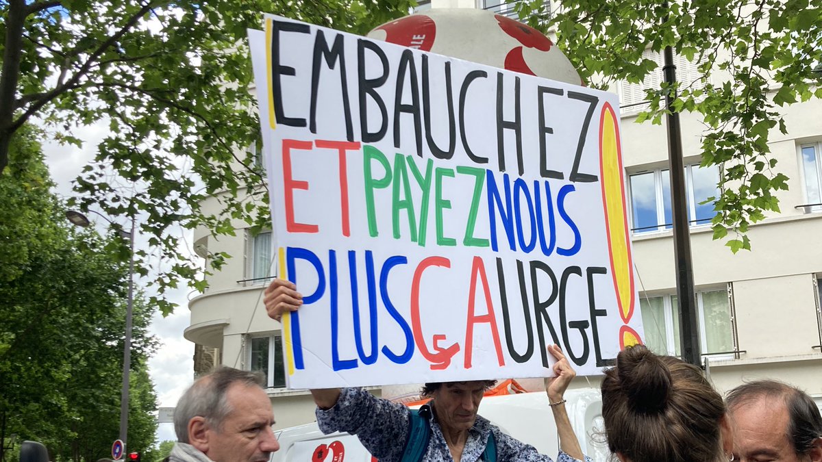 Flo_Morl's tweet photo. Pour @franceinfoplus je suis au rassemblement organisés par 9 syndicats et collectifs de soignants. Une cinquantaine de mobilisations sont organisées partout en France, dont une devant le ministère de la Santé à Paris. https://t.co/DoIoiBXFni