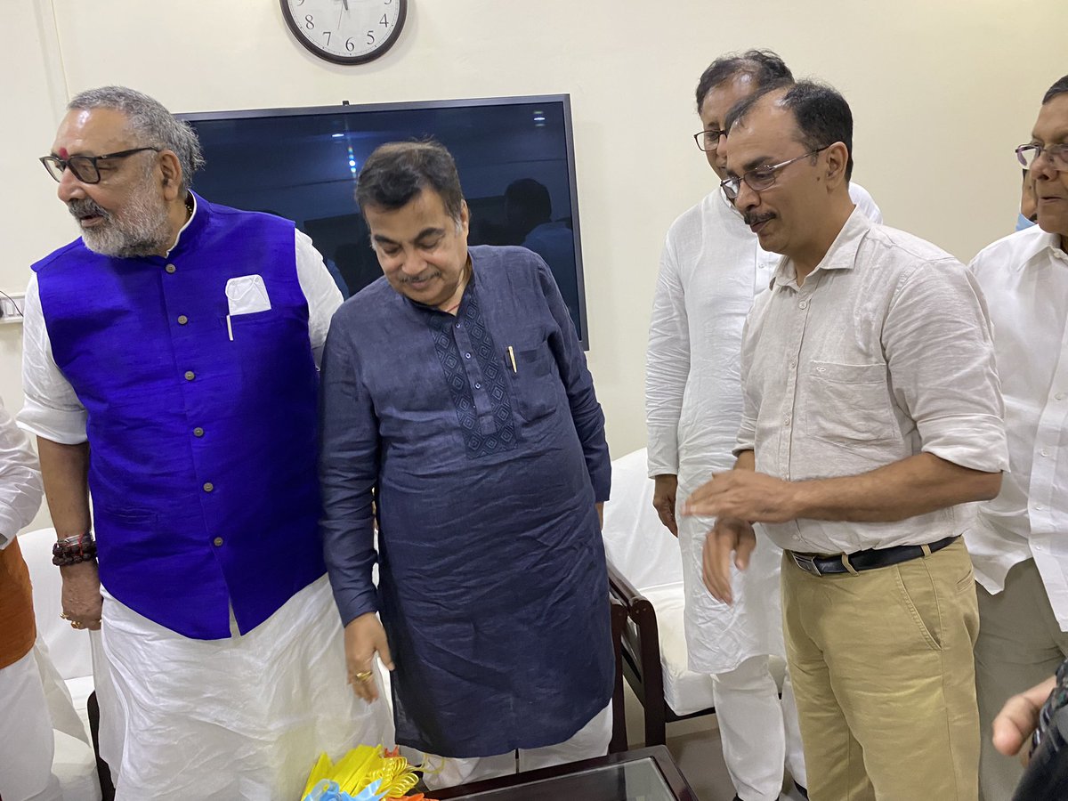 kumaarniraj's tweet photo. स्टेट गेस्टहाउस पटना में भारत सरकार के माननीय मंत्री श्री @nitin_gadkari जी के साथ बैठक @girirajsinghbjp @sanjayjaiswalMP @tarkishorepd @NitinNabin @AshwiniKChoubey https://t.co/PEVah8hm3F